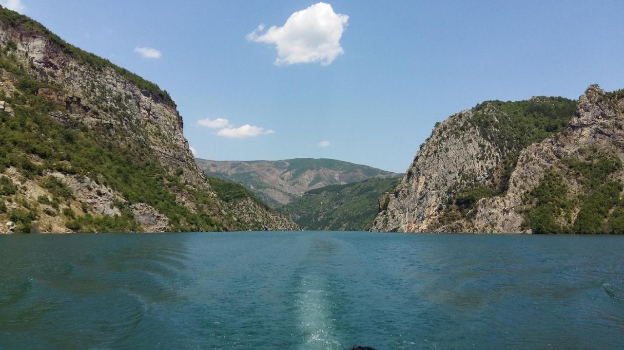 Rozafa Ferry & Accommodation Koman Экстерьер фото